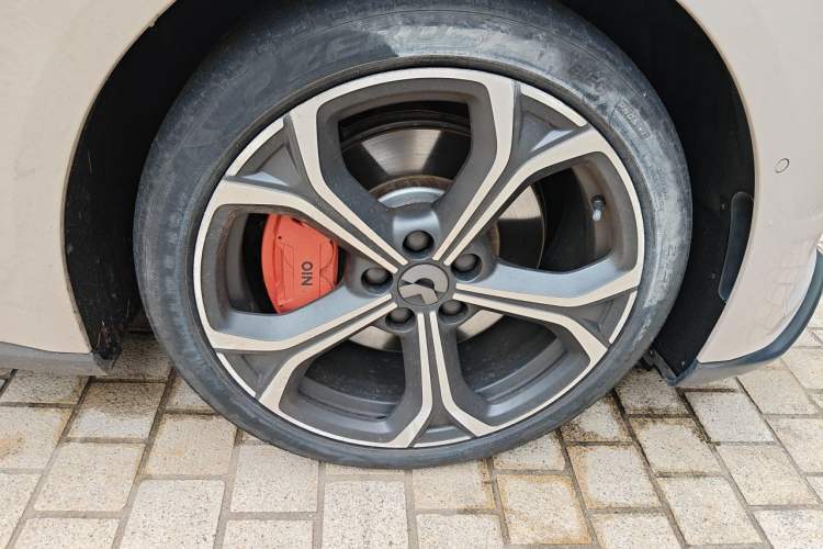 Used Nio ET5 2022 75 kWh Right Front Wheel Hub