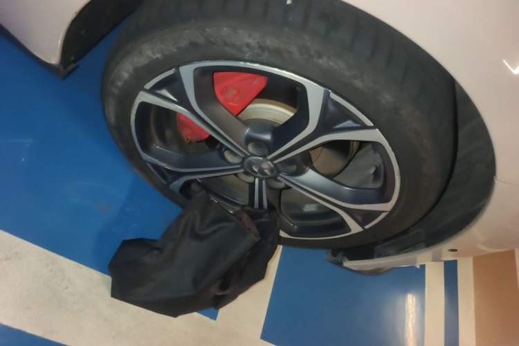 Used Nio ET5 2022 75 kWh Right Front Wheel Hub