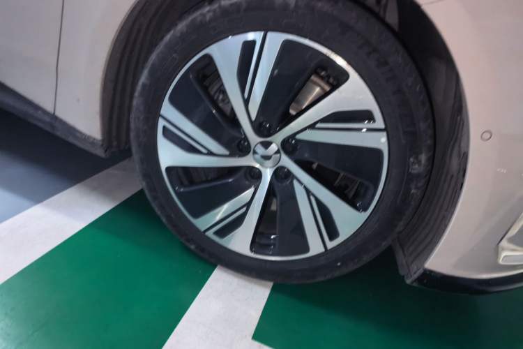 Used Nio ET5 2022 75 kWh Right Front Wheel Hub