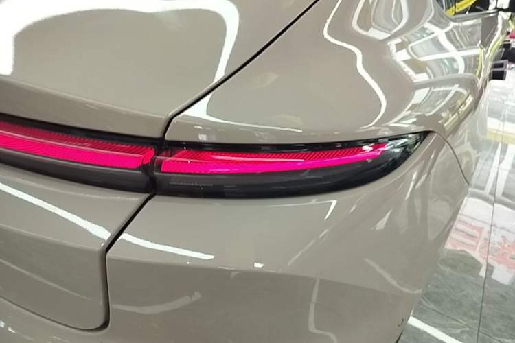 Used Nio ET5 2022 75 kWh Right Rear Taillight
