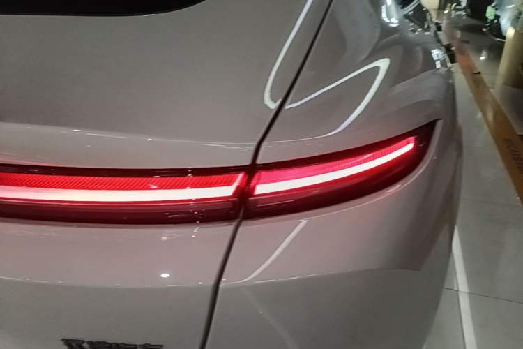 Used Nio ET5 2022 75 kWh Right Rear Taillight