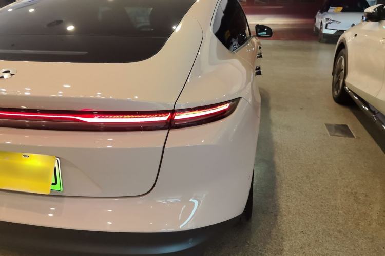 Used Nio ET5 2022 75 kWh Right Rear Taillight