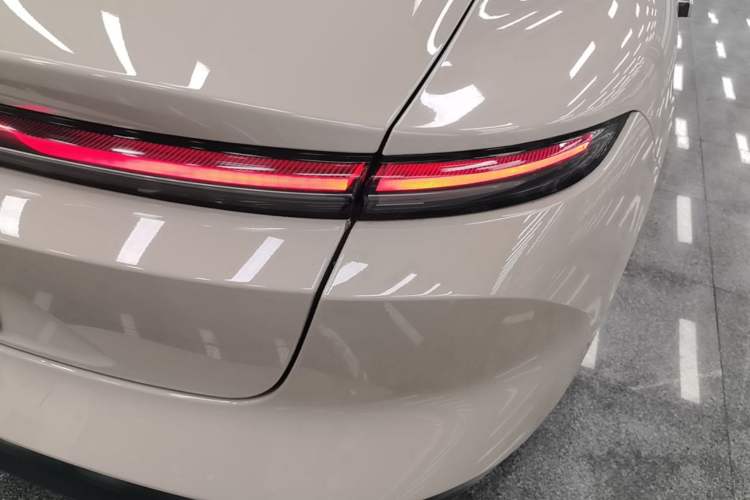 Used Nio ET5 2022 75 kWh Right Rear Taillight