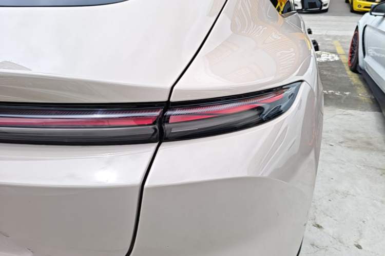 Used Nio ET5 2022 75 kWh Right Rear Taillight