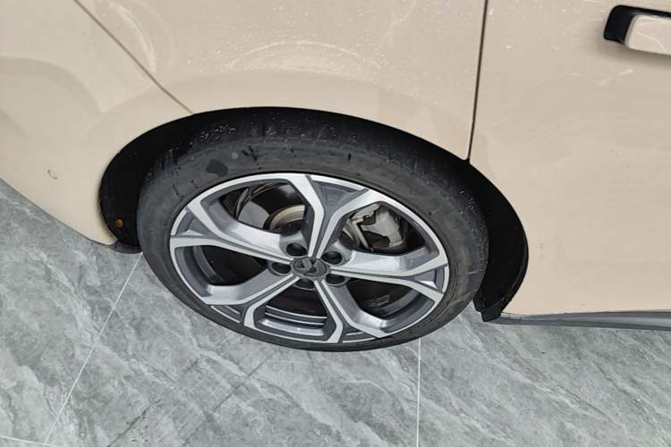 Used Nio ET5 2022 75 kWh Right Rear Wheel Hub