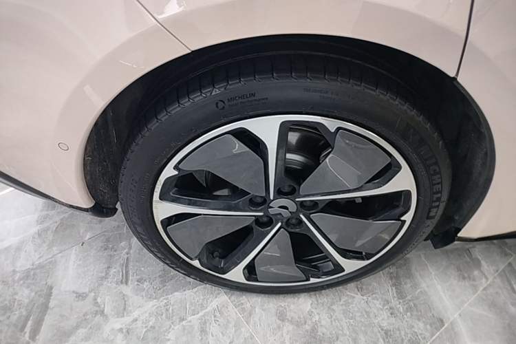 Used Nio ET5 2022 75 kWh Right Rear Wheel Hub