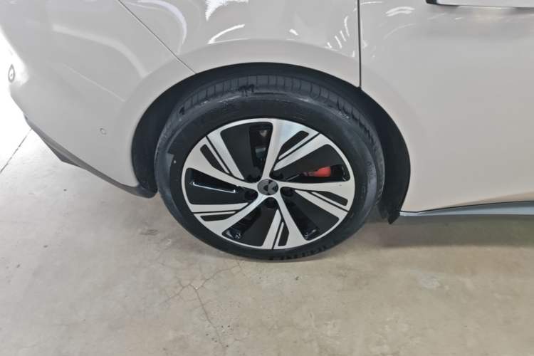 Used Nio ET5 2022 75 kWh Right Rear Wheel Hub