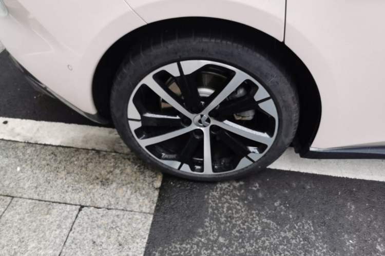 Used Nio ET5 2022 75 kWh Right Rear Wheel Hub