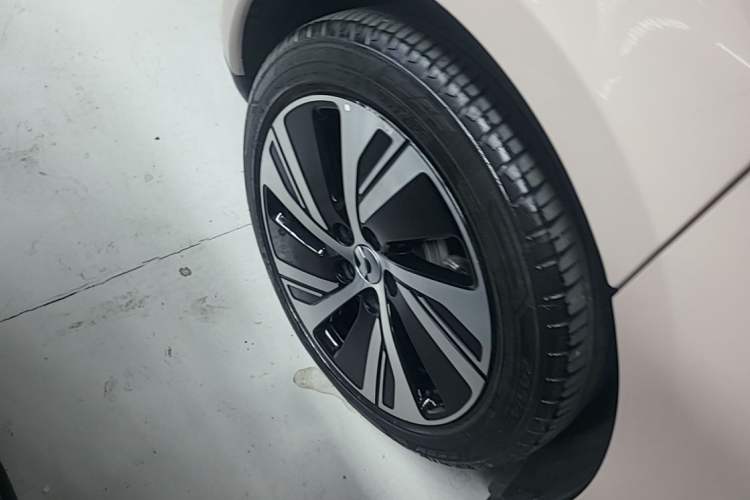 Used Nio ET5 2022 75 kWh Right Rear Wheel Hub