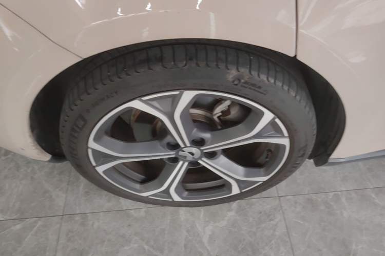 Used Nio ET5 2022 75 kWh Right Rear Wheel Hub