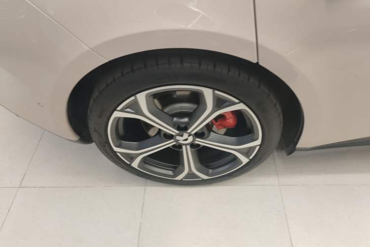 Used Nio ET5 2022 75 kWh Right Rear Wheel Hub