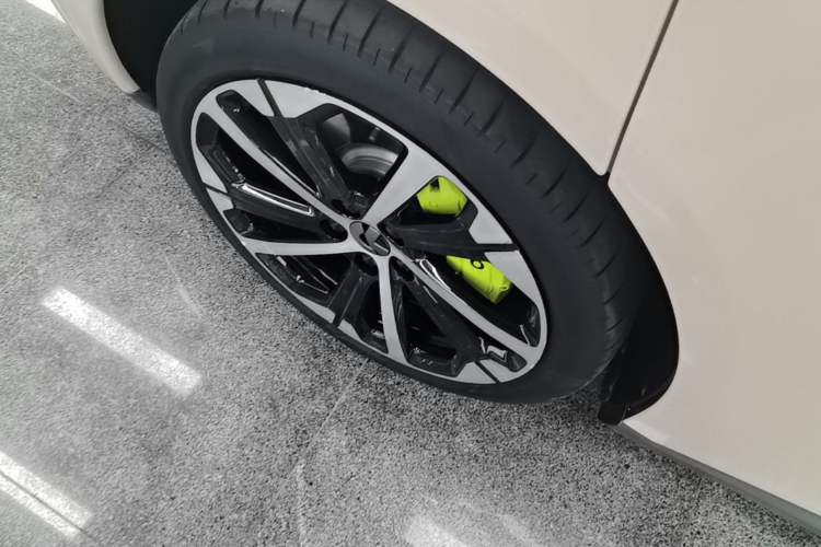 Used Nio ET5 2022 75 kWh Right Rear Wheel Hub