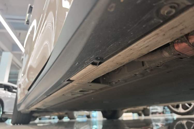 Used Nio ET5 2022 75 kWh Right Side Sill