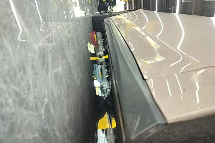 Used Nio ET5 2022 75 kWh Right Side Sill