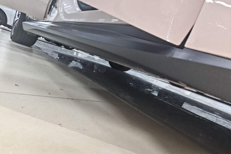 Used Nio ET5 2022 75 kWh Right Side Sill