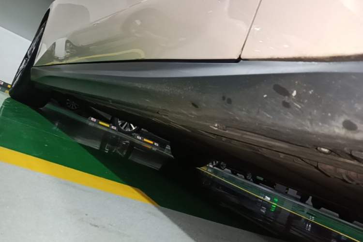 Used Nio ET5 2022 75 kWh Right Side Sill