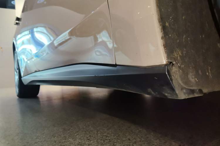Used Nio ET5 2022 75 kWh Right Side Sill