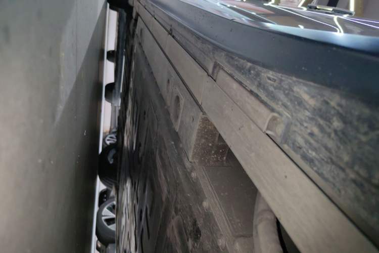 Used Nio ET5 2022 75 kWh Right Side Sill