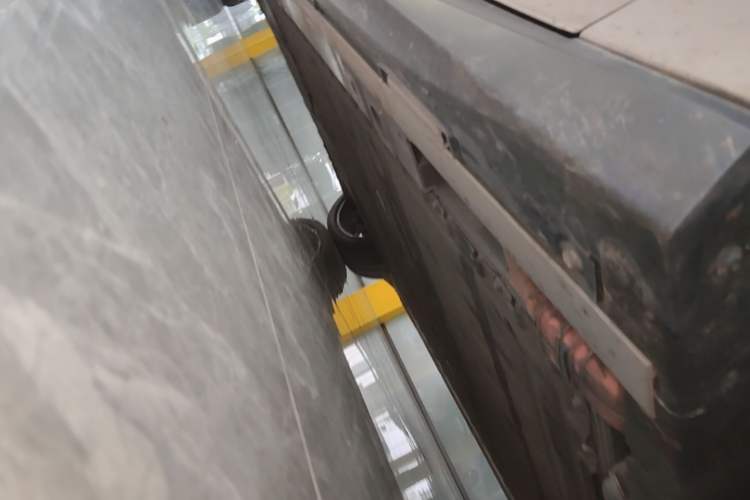 Used Nio ET5 2022 75 kWh Right Side Sill