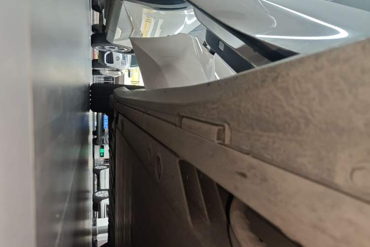Used Nio ET5 2022 75 kWh Right Side Sill