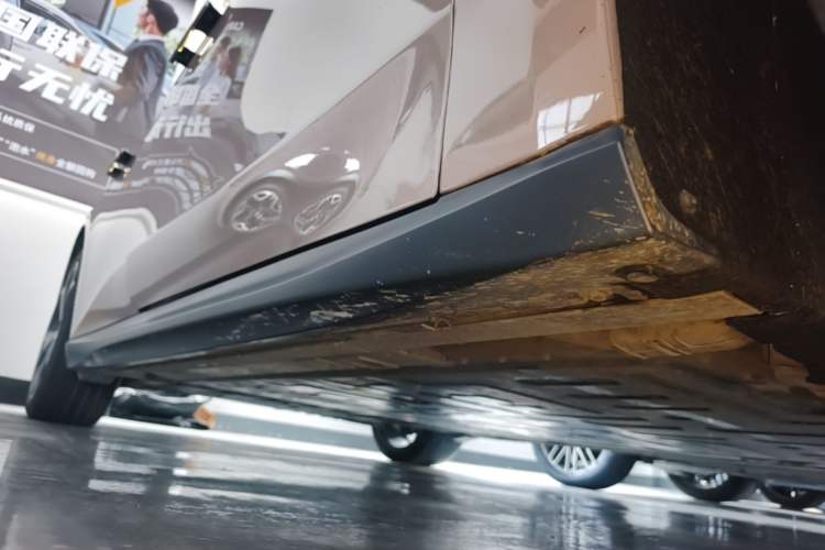 Used Nio ET5 2022 75 kWh Right Side Sill