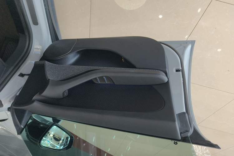 Used Nio ET5 2022 75 kWh Left Front Door Interior