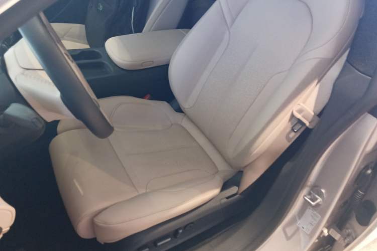 Used Nio ET5 2022 75 kWh Left Front Seat