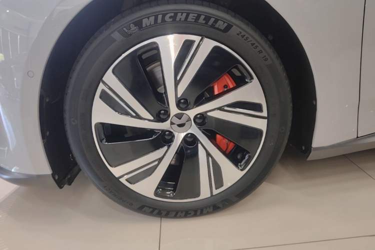Used Nio ET5 2022 75 kWh Left Front Wheel Hub
