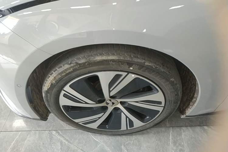 Used Nio ET5 2022 75 kWh Left Front Wheel Hub