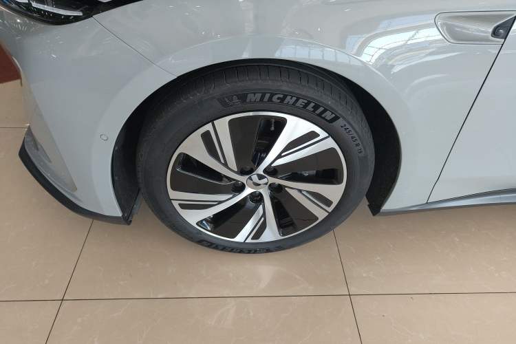 Used Nio ET5 2022 75 kWh Left Front Wheel Hub