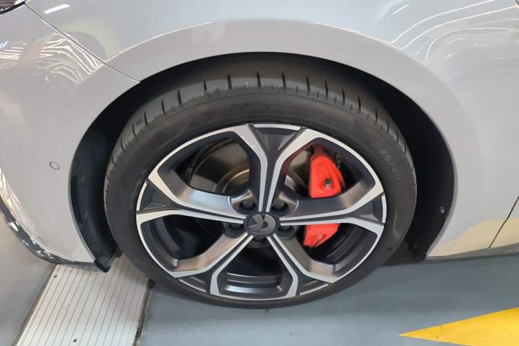 Used Nio ET5 2022 100 kWh Left Front Wheel Hub
