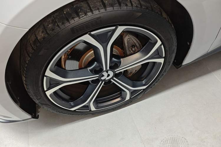 Used Nio ET5 2022 75 kWh Left Front Wheel Hub