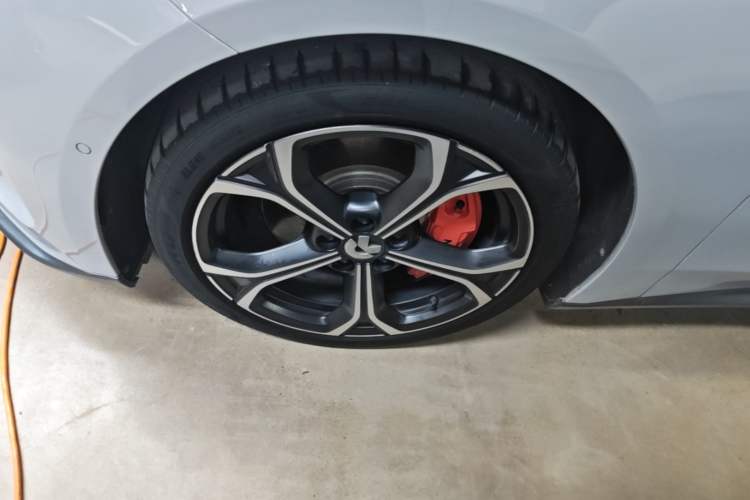 Used Nio ET5 2022 75 kWh Left Front Wheel Hub