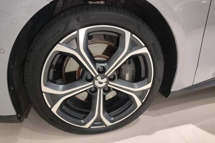 Used Nio ET5 2022 75 kWh Left Front Wheel Hub