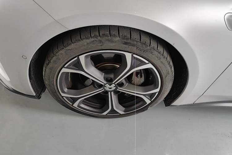 Used Nio ET5 2022 75 kWh Left Front Wheel Hub
