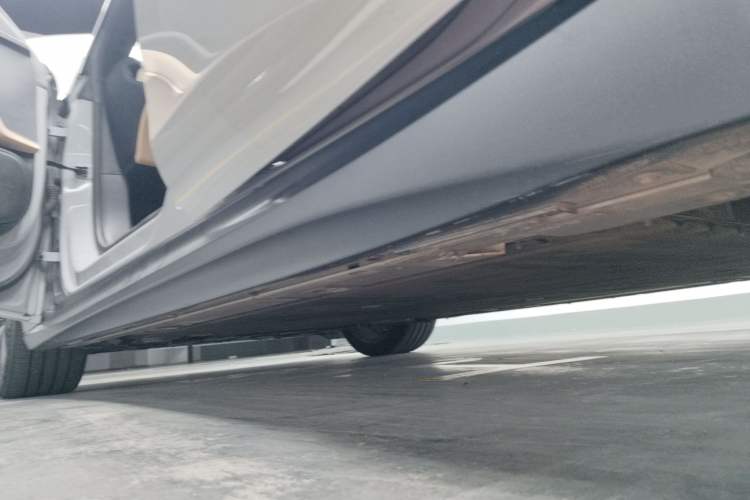 Used Nio ET5 2022 75 kWh Left Side Sill