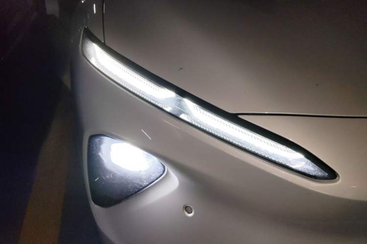Used Nio ET5 2022 100 kWh Right Front Headlight