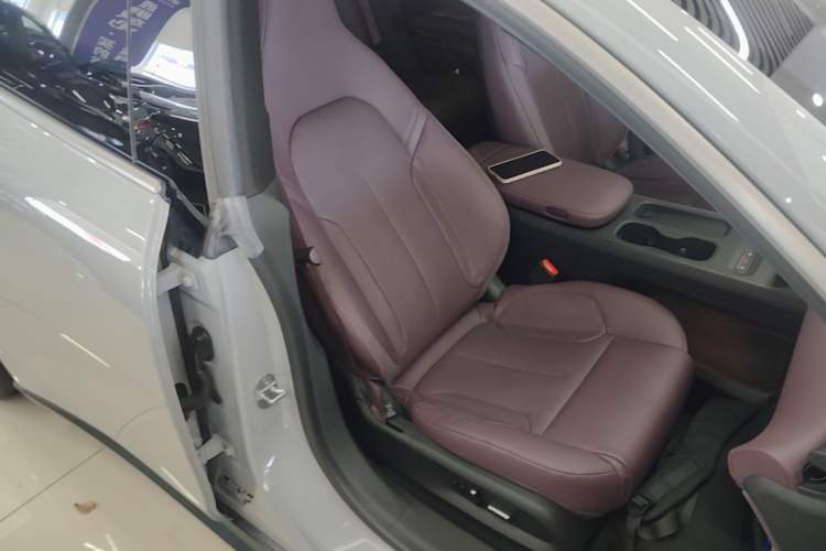 Used Nio ET5 2022 75 kWh Right Front Seat