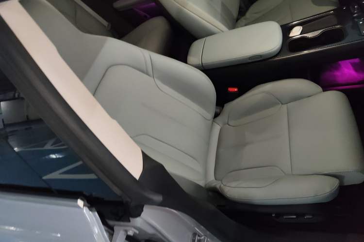 Used Nio ET5 2022 75 kWh Right Front Seat
