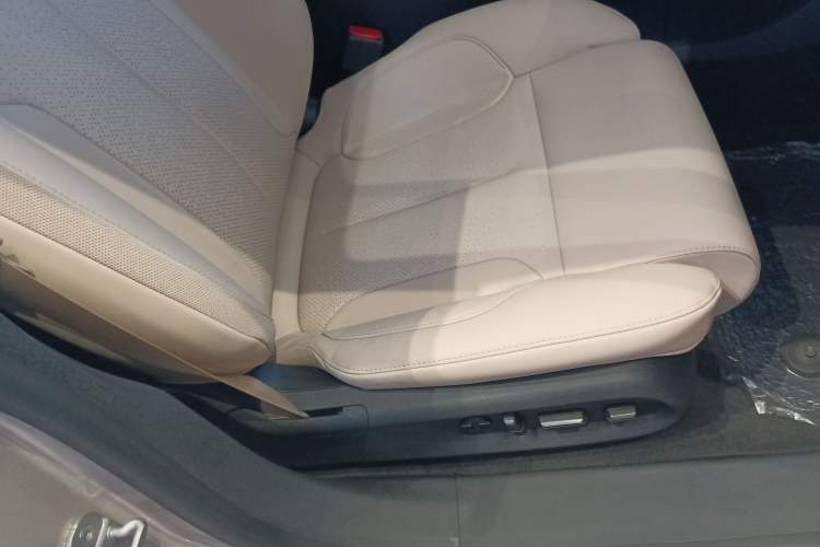 Used Nio ET5 2022 75 kWh Right Front Seat