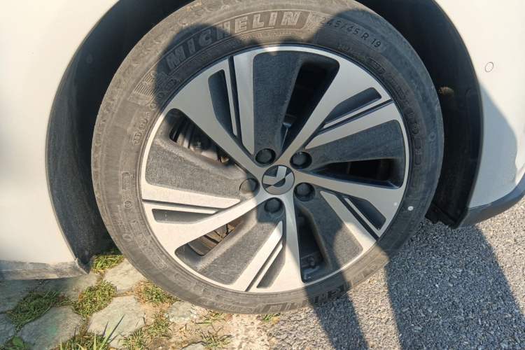 Used Nio ET5 2022 75 kWh Right Front Wheel Hub