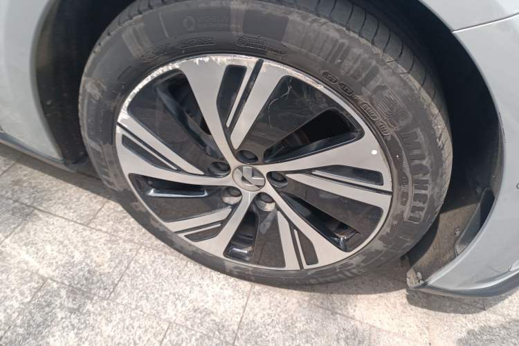Used Nio ET5 2022 75 kWh Right Front Wheel Hub