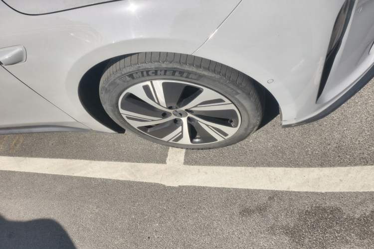 Used Nio ET5 2022 75 kWh Right Front Wheel Hub
