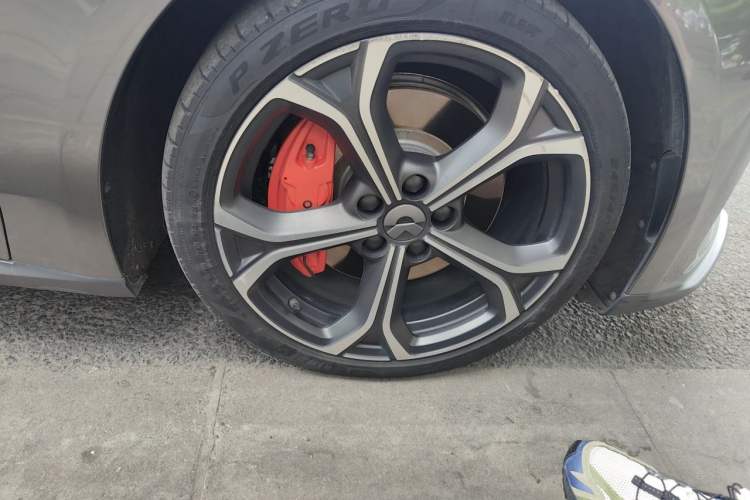 Used Nio ET5 2022 75 kWh Right Front Wheel Hub
