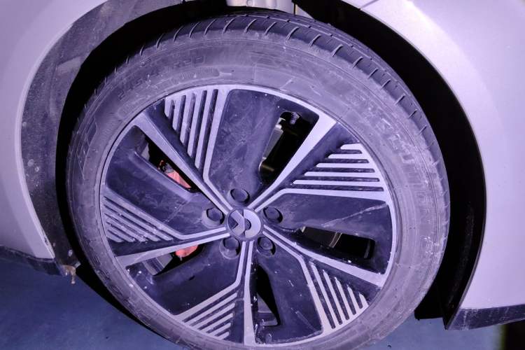 Used Nio ET5 2022 100 kWh Right Front Wheel Hub