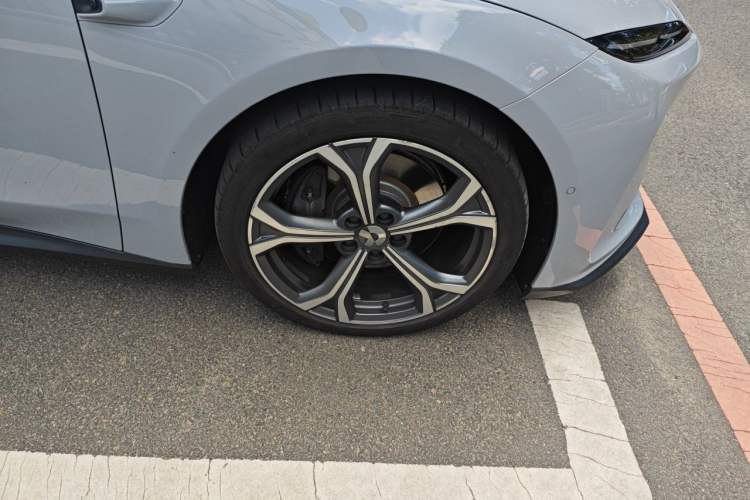 Used Nio ET5 2022 75 kWh Right Front Wheel Hub