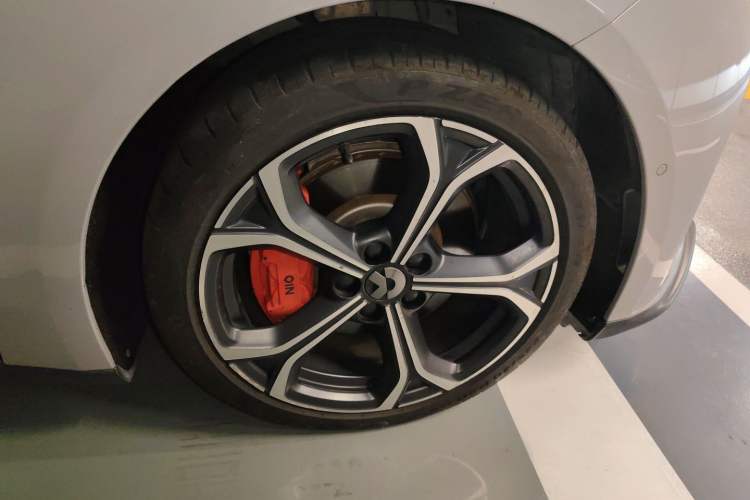 Used Nio ET5 2022 75 kWh Right Front Wheel Hub