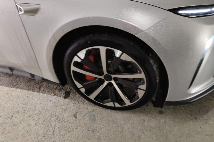 Used Nio ET5 2022 75 kWh Right Front Wheel Hub