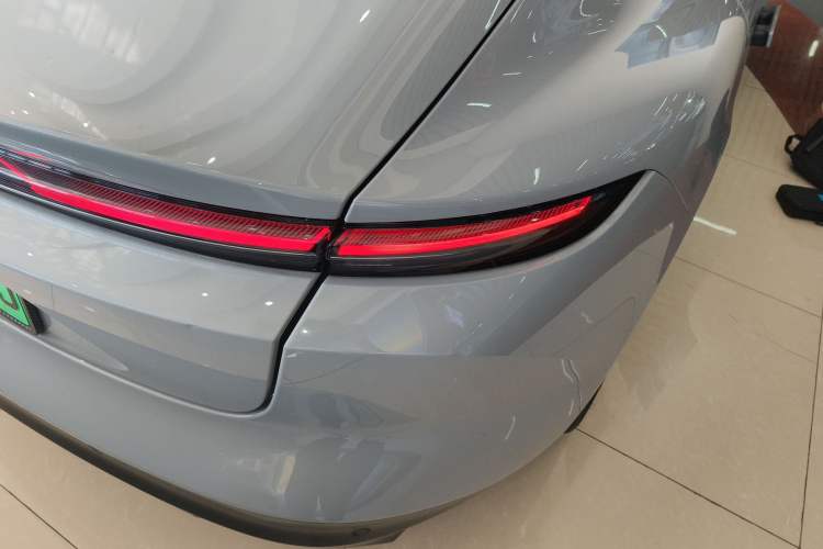 Used Nio ET5 2022 75 kWh Right Rear Taillight
