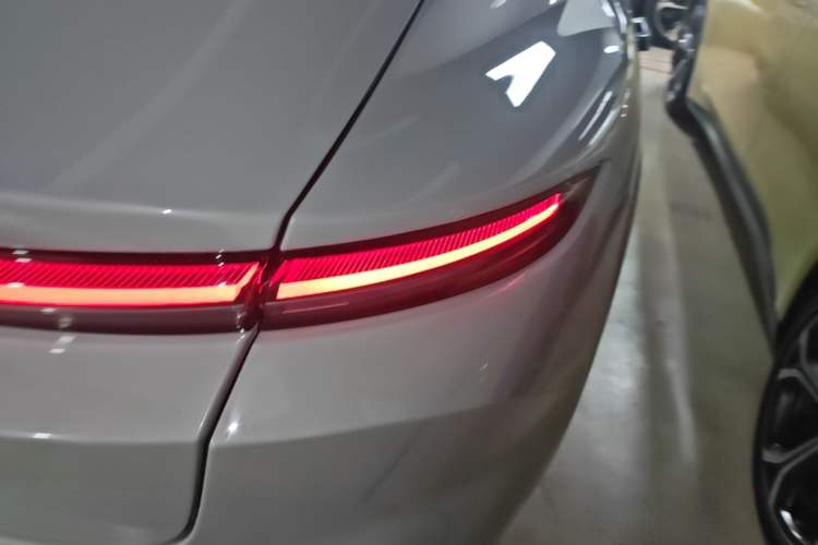 Used Nio ET5 2022 75 kWh Right Rear Taillight